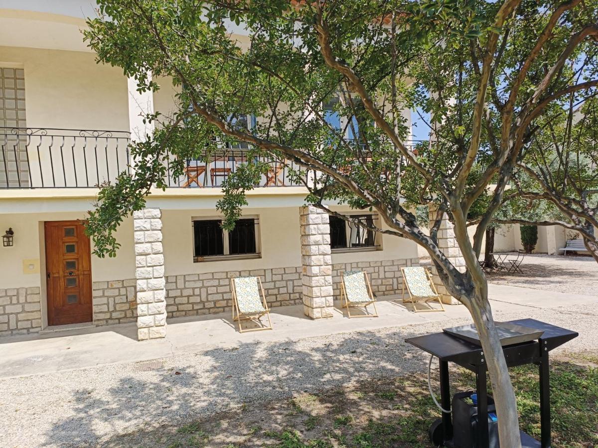 Villa A L'Ombre De L'Olivier à Orgon Extérieur photo